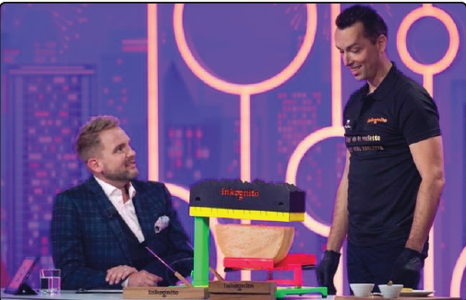 Milan Kolář avec un animateur TV dans un studio devant une meule de raclette dans l'émission Incognito