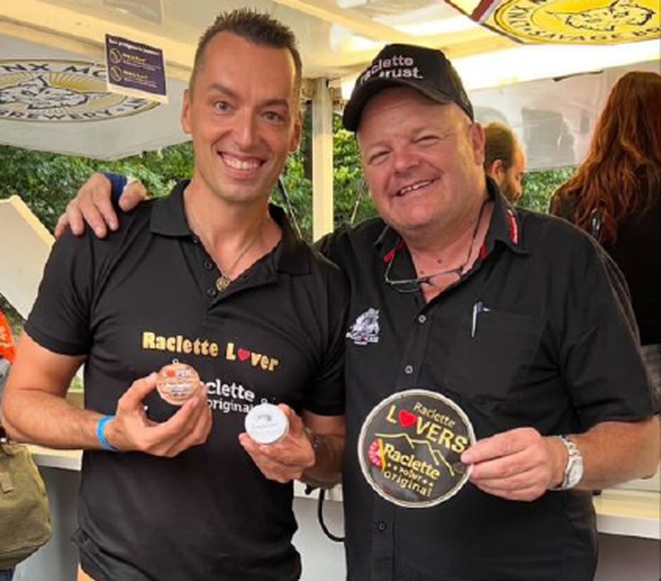 Milan Kolář avec un ami et des stickers Raclette Lovers lors d'un festival
