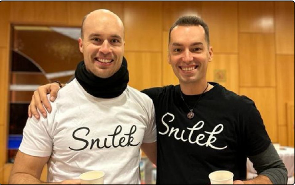 Milan Kolář avec un ami en t-shirts Snutek