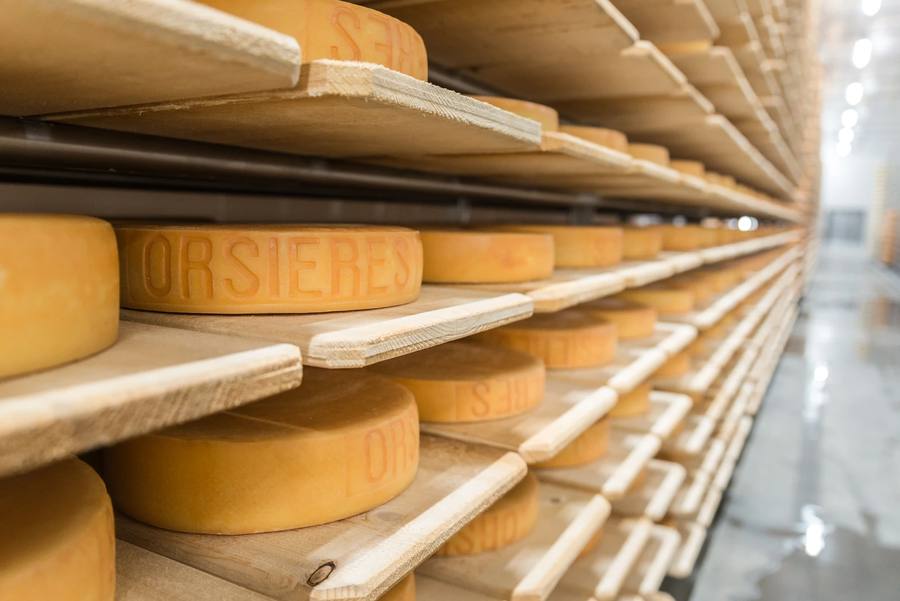 Rayonnages d’affinage à la Laiterie d’Orsières